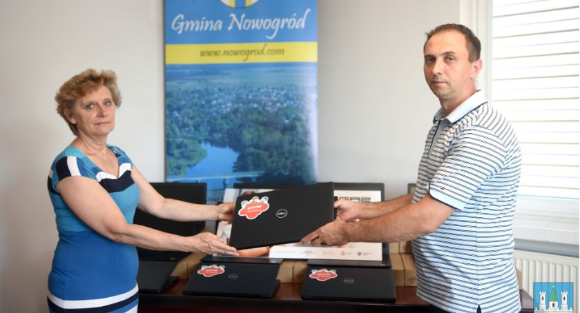 Laptopy od GAZ-SYSTEM dla uczniów z gminy Nowogród [FOTO]