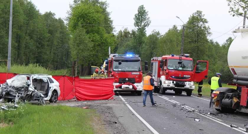 Śmiertelny wypadek pod Włocławkiem. Czołowe zderzenie osobówki z cysterną [ZDJĘCIA]