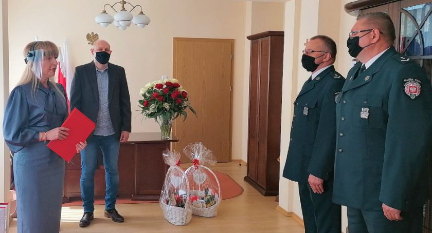 Kilkunastu gapiów otaczało nieprzytomnego na targowisku we Włocławku. Nikt nie pomógł ...