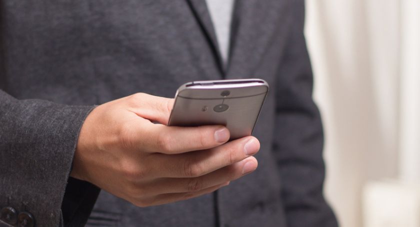 Aplikacje mobilne bukmacherów. Dlaczego warto z nich korzystać?