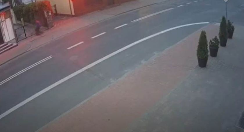 Rozpoznajesz mężczyznę na rowerze, zadzwoń do policjantów [VIDEO]