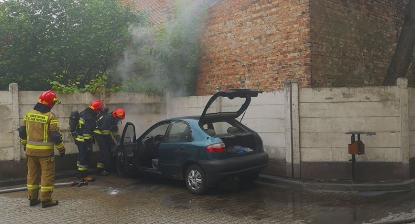 Pożar samochodu na ulicy Łęgskiej we Włocławku [ZDJĘCIA]