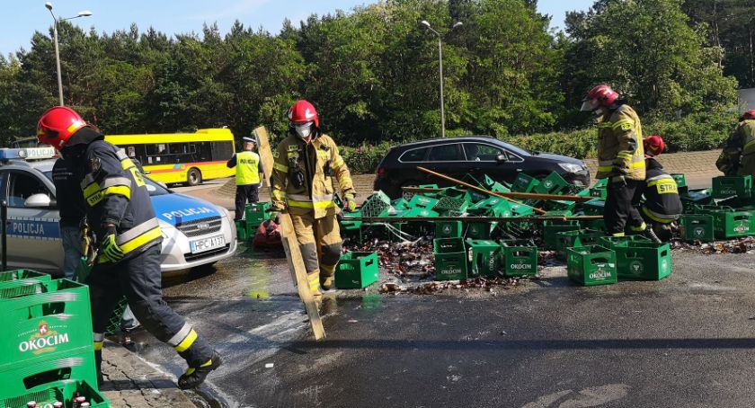 Tysiące butelek piwa wypadło na drogę na rondzie Falbanka we Włocławku [ZDJĘCIA]