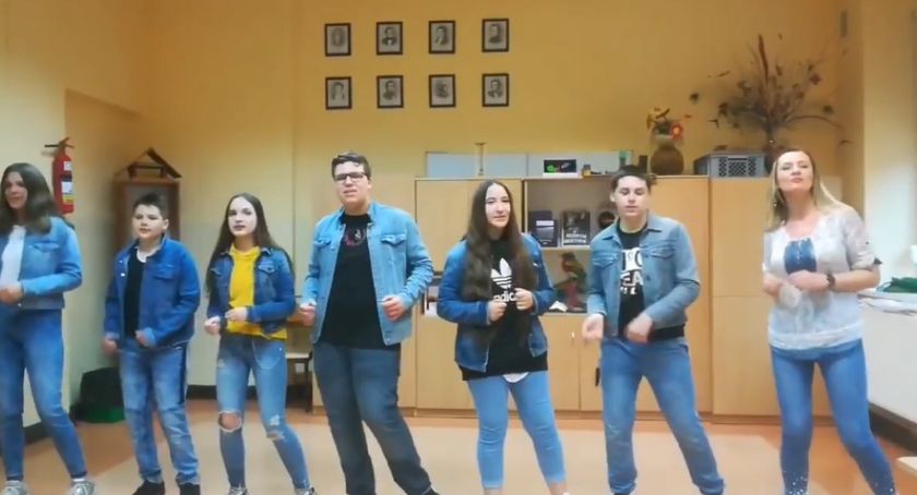 Uczniowie szkoły w Smólniku w #hot16challenge. Ważny przekaz młodych raperów [VIDEO]