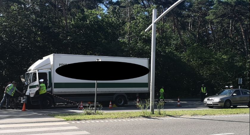 Wypadek na Kazimierza Wielkiego we Włocławku. Zderzyły się dwa ciężarowe samochody [ZDJĘCIA]
