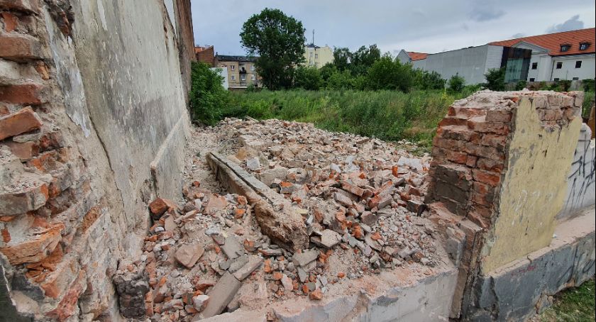 Zawaliła się ściana budynku przy Tumskiej we Włocławku [FOTO, VIDEO]