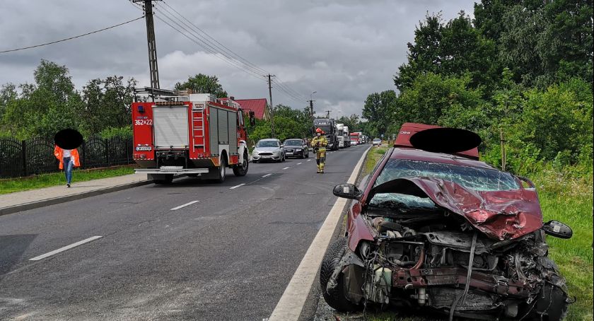 Wypadek w Modzerowie w Gminie Włocławek. Trzy osoby w szpitalu [ZDJĘCIA]