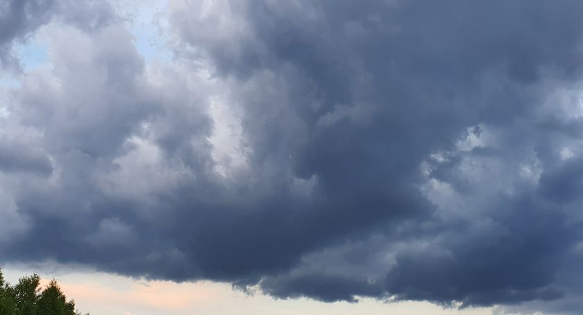 Burze z gradem we Włocławku i okolicach. IMGW wydało ostrzeżenie