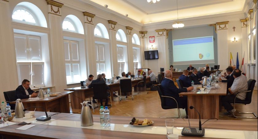 O edukacji, finansach i dożynkach powiatowych na sesji Rady Powiatu we Włocławku [ZDJĘCIA]