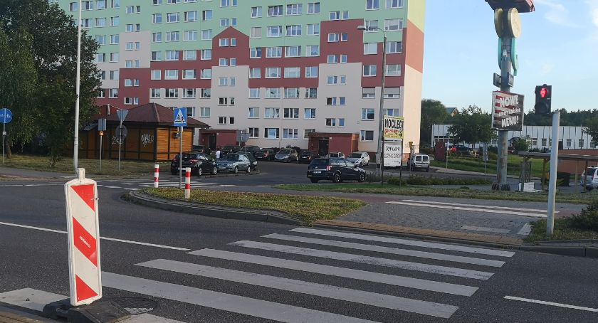 Interwencja: Pokrywa studzienki we Włocławku wyleciała w powietrze i uszkodziła pojazd