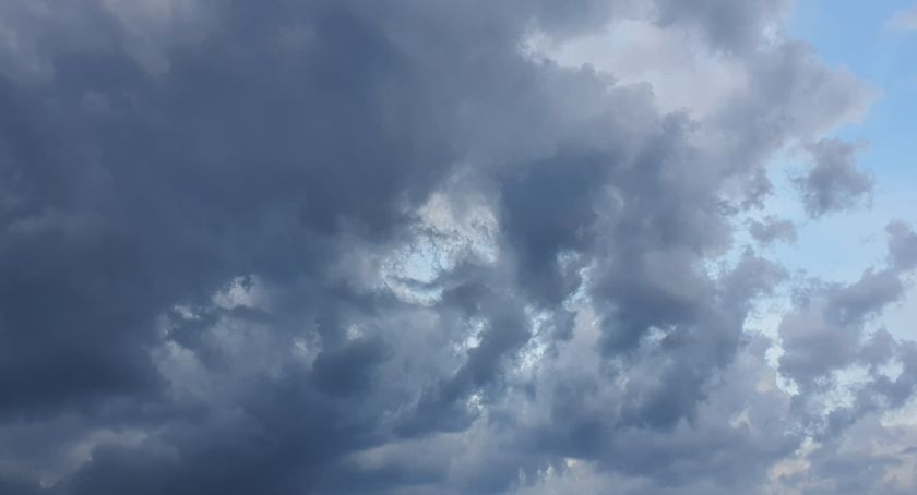 Burze z gradem i silny wiatr we Włocławku i okolicach. Alert drugiego stopnia