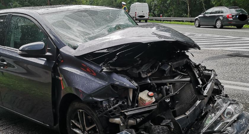 Tir zderzył się z osobówką na DK62 pod Włocławkiem. Kierowca osobówki w szpitalu [ZDJĘCIA]