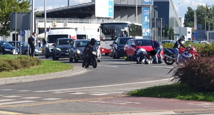 Wypadek na Placu Powstania Styczniowego we Włocławku. Motorowerzysta trafił do szpitala