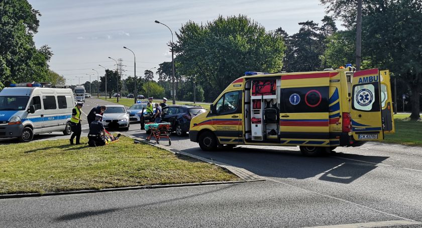 Policjant potrącony przy Alei Kazimierza Wielkiego we Włocławku [ZDJĘCIA]