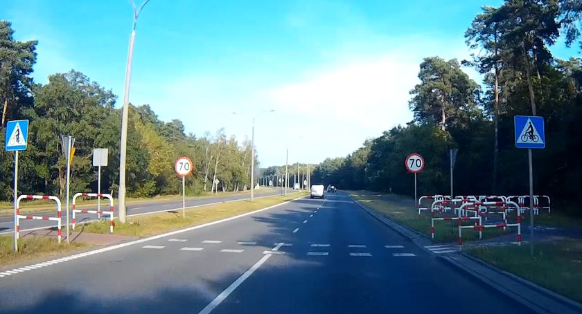Wypadek na Alei Kazimierza Wielkiego we Włocławku. Motocyklista uderzył w rower na przejeździe dla rowerów