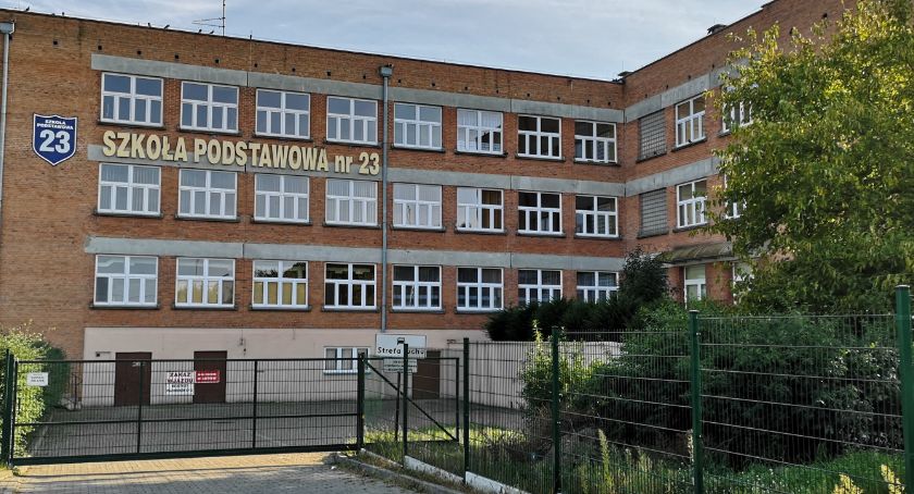 Koronawirus Włocławek: 32 nauczycieli i kilka klas na kwarantannie. Zdalne nauczanie w 5 placówkach