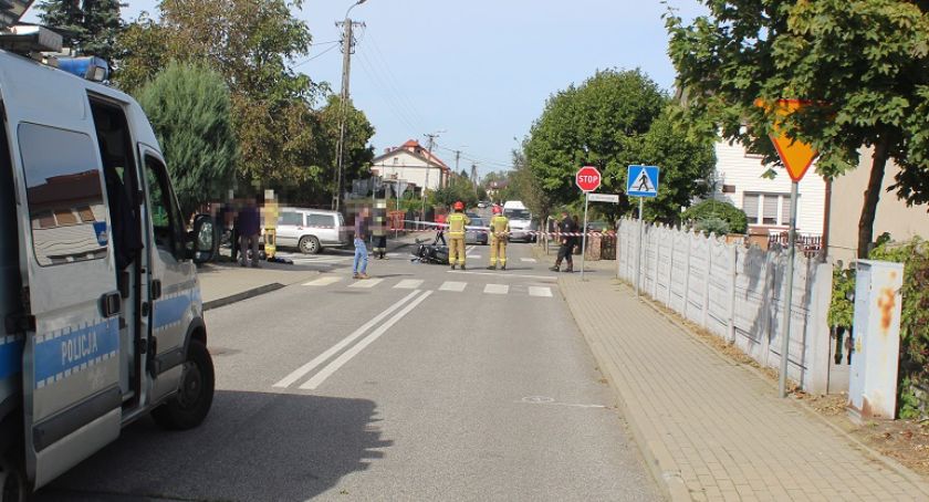 Zderzenie motoroweru z Volvo w Lubieniu Kujawskim. Motorowerzysta trafił do szpitala [ZDJĘCIA]