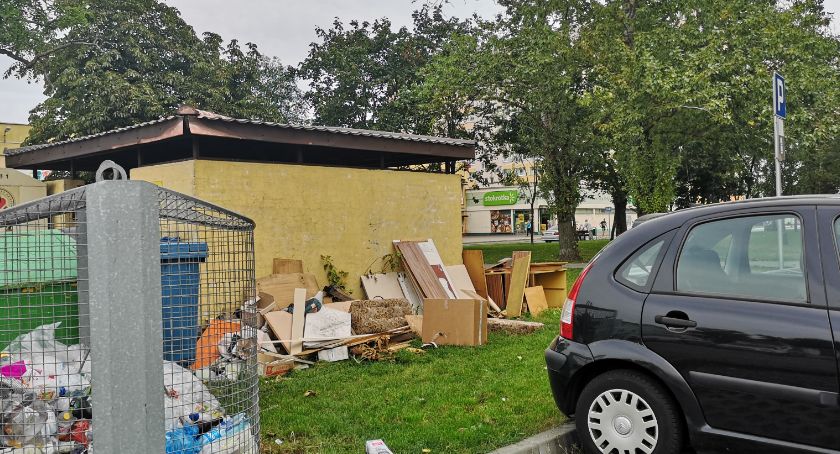 Wielkogabaryty walają się przy pergolach śmietnikowych  we Włocławku. Mieszkańcy się skarżą
