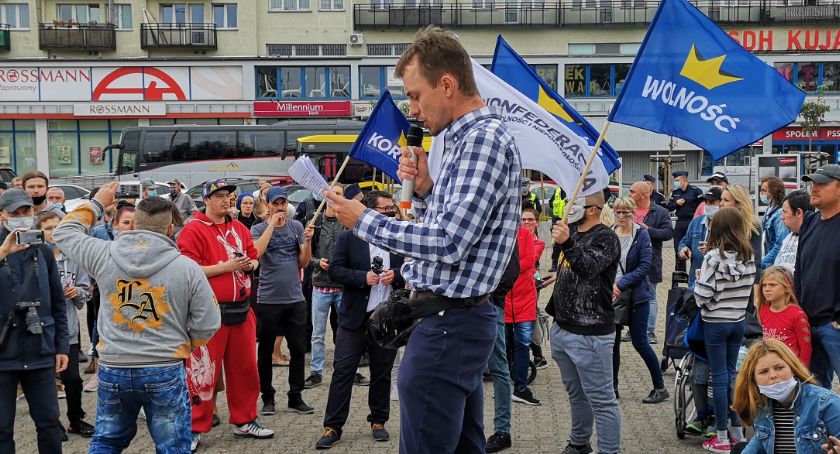 Marsz o Wolność we Włocławku. Przeciwnicy restrykcji związanych z koronawirusem protestują na Placu Wolności