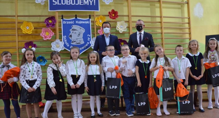 Ślubowanie klas pierwszych w  szkołach  w Brześciu Kujawskim   i Wieńcu [ZDJĘCIA]