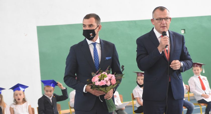 Ślubowanie w Brześciu Kujawskim. Pierwszaki otrzymały prezenty od firmy LPP [ZDJĘCIA]
