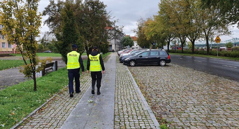 Włocławek. Kontrole na ulicach, przy sklepach i w środkach transportu