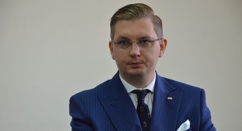 Koronawirus: Ognisko zakażeń w DPS Nowa Wieś. Będzie wzrost zachorowań przez manifestacje?