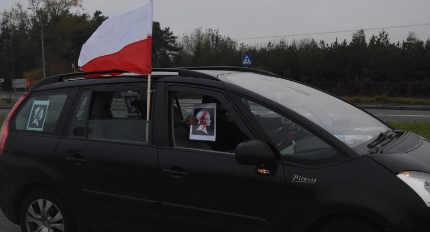Strajk Kobiet na autostradzie A1 i DK91 pod Włocławkiem. Protestujący przejechali też ulicami miasta [ZDJĘCIA VIDEO]  