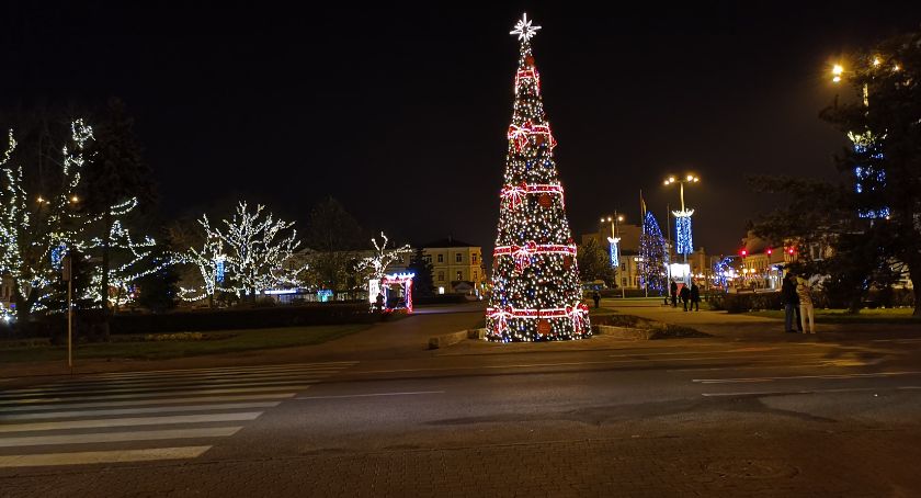 Włocławek stroi się na święta. Tysiące światełek rozbłysło w centrum miasta [ZDJĘCIA]