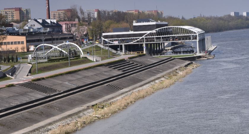 Włocławek. Piwna, Bulwary i Park Sienkiewicza: Powstanie woonerf, plac zabaw, żagle, tablica widokowa