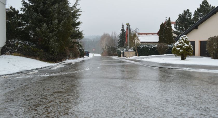 Uwaga kierowcy! Szykuje się ślizgawka. Meteorolodzy przewidują marznące opady i gołoledź