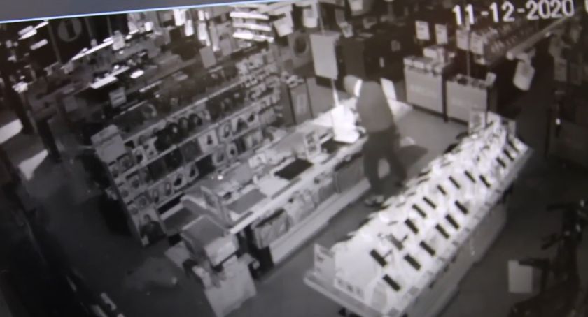 Kradzież sprzętu komputerowego w Radziejowie. Policja prosi o pomoc [ZDJĘCIA, VIDEO]