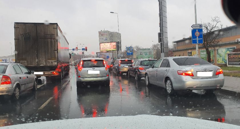 Gorączka świątecznych zakupów we Włocławku. Korki na ulicach i brak wolnych miejsc parkingowych