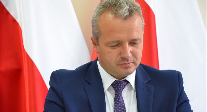 Mikołaj Bogdanowicz Wojewoda Kujawsko-Pomorski zakażony koronawirusem.  Przebywa w izolacji domowej