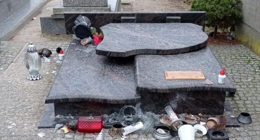 Demolka na cmentarzu w regionie. Wandal uszkodził nagrobki, rozbijał wazony i znicze