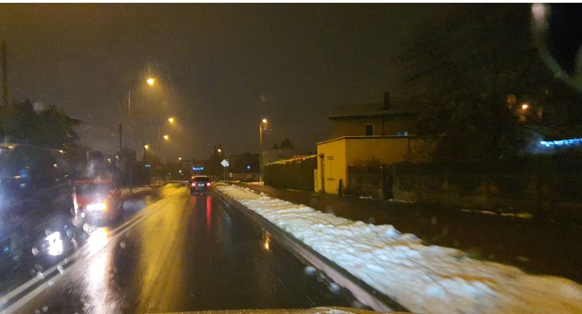 Atak zimy we Włocławku. Ponad 100 ton soli i 11 pługopiaskarek w akcji [ZDJĘCIA]