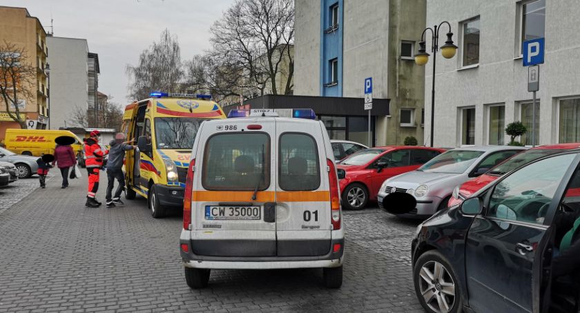 Zakrwawiony mężczyzna przed Urzędem Miasta we Włocławku. Karetka zabrała poszkodowanego do szpitala [ZDJĘCIA]