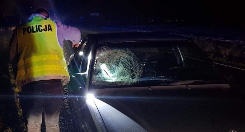 Tragiczny wypadek w powiecie nakielskim. Mercedes śmiertelnie potrącił 55-latka