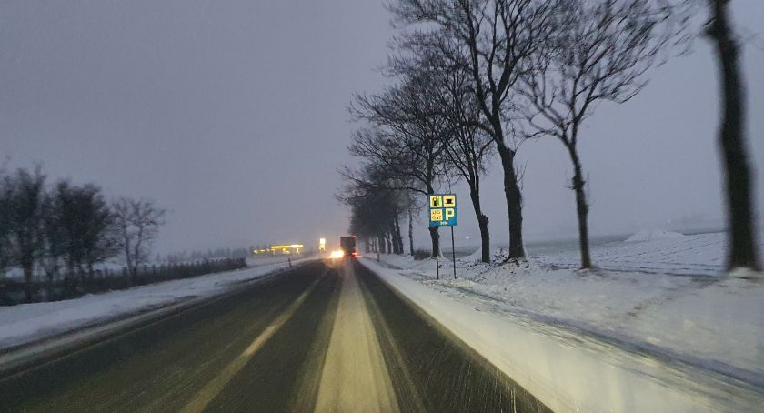 Karambol na DK w regionie. Samochód ciężarowy uderzył w tył osobówki a ta w kolejne auta