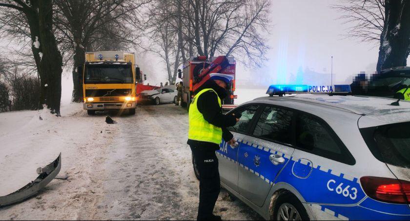 BMW uderzyło w ciężarowe volvo w miejscowości Okrąg. Nie żyje 37 latka [ZDJĘCIA]
