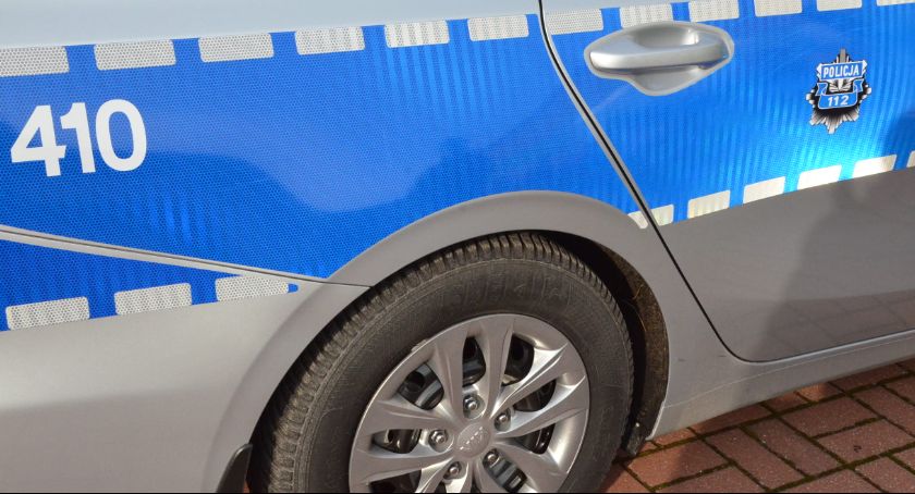 Uderzył w samochód i znak drogowy w Choceniu. Miał ponad 1,5 promila