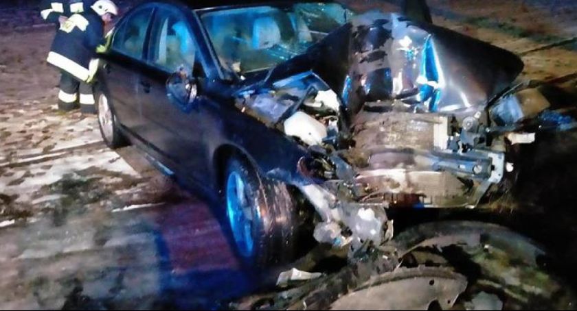 Volvo uderzyło w drzewo w miejscowości Helenowo. 22 latek był pijany