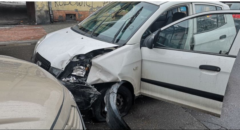 Kia Picanto uderzyła w Toyotę Camry na ulicy Królewieckiej we Włocławku [ZDJĘCIA]