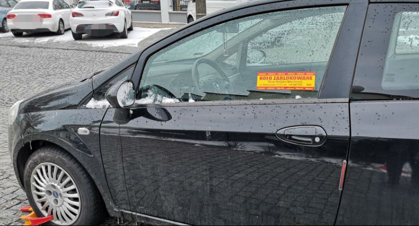 Blokady poszły w ruch na  jednej z ulic we Włocławku. Jakie kary ? [ZDJĘCIA]