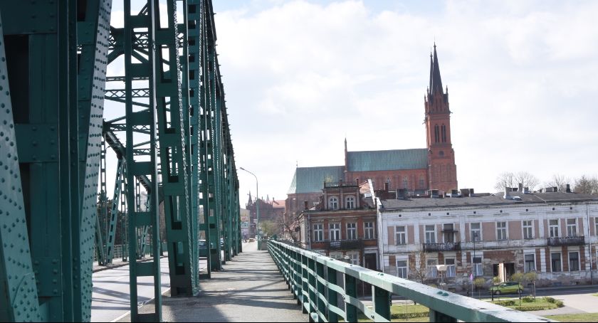 Zderzenie trzech pojazdów na moście we Włocławku