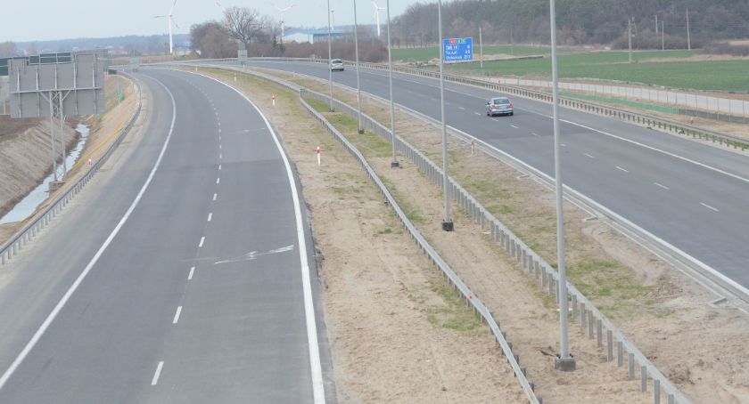 Wypadek na A1 pod Włocławkiem. Samochód przewrócił się na bok
