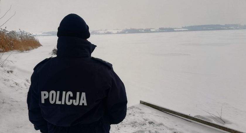 Włocławscy policjanci kontrolują stan rzeki Wisły  i wałów przeciwpowodziowych