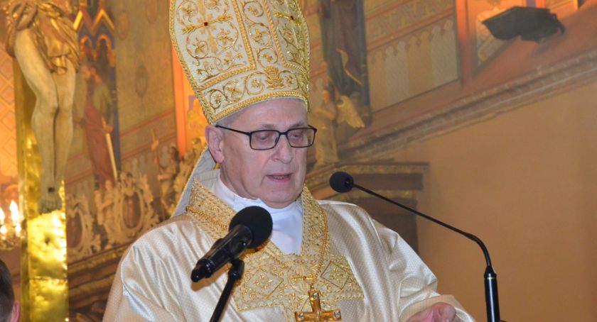 COVID -19. Biskup włocławski Wiesław Mering poddał się szczepieniu 