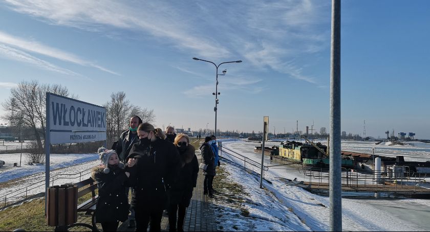 Włocławek: Mieszkańcy ruszyli nad Zalew Włocławski. Lodołamacze toczą walkę z największym zatorem [ZDJĘCIA]