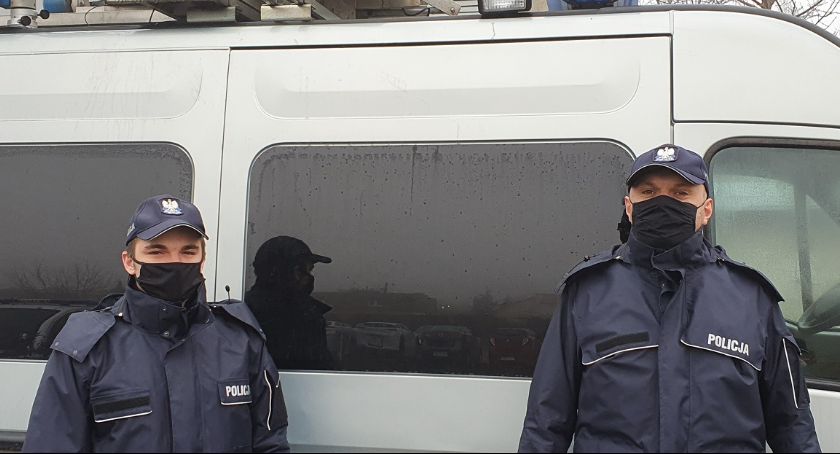 Policjanci z Włocławka uratowali kobietę, która ugrzęzła w bagnie w lesie w rejonie jeziora Łuba
